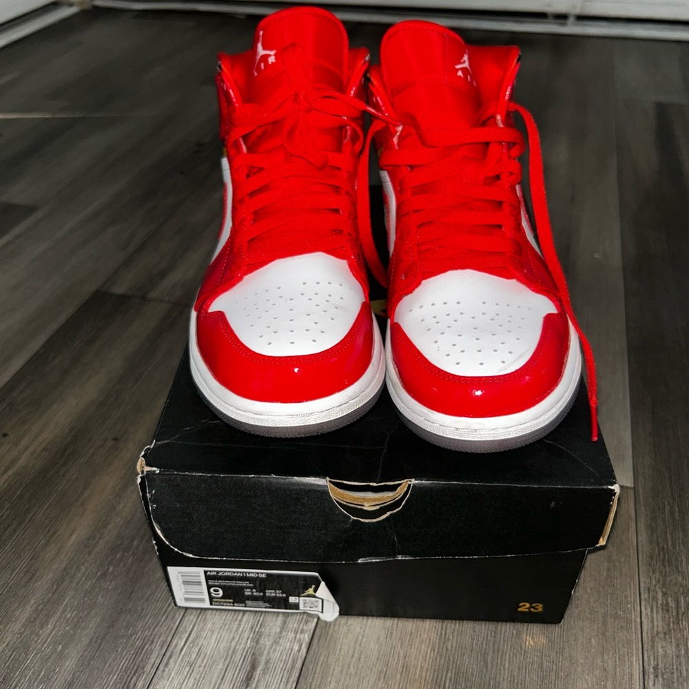 Jordan 1 Mid SE red